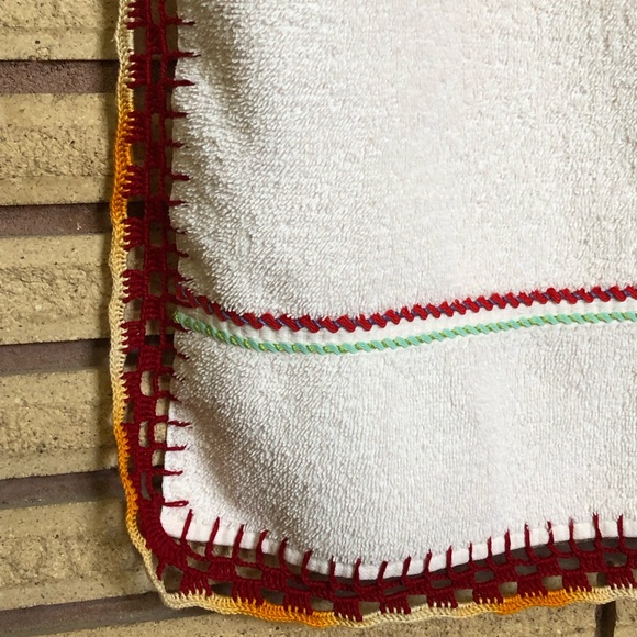 80's Floral Embroidered Bath Towel - Beach Towel - Granny Chic - Bathroom - Picture 5 of 15